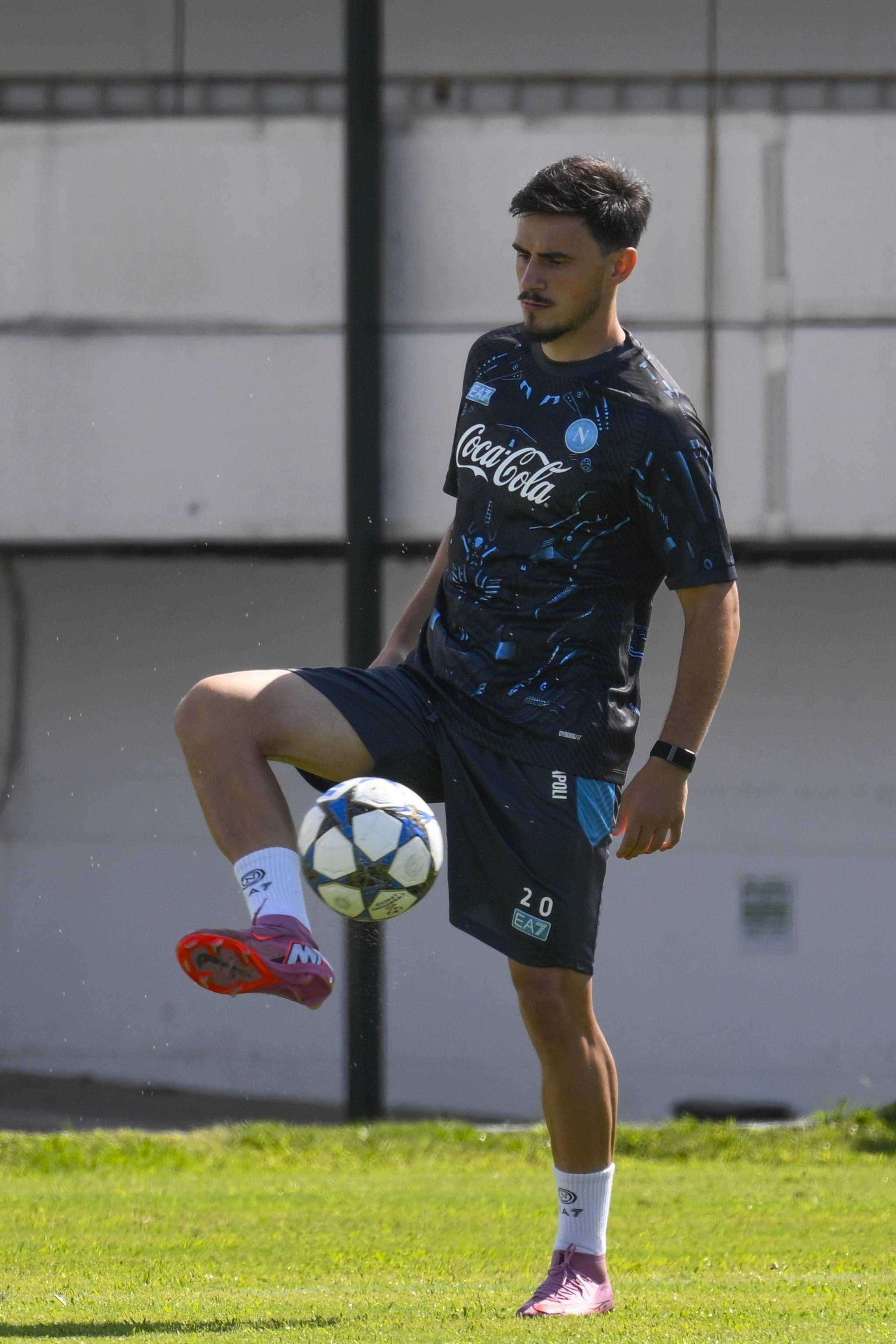 转折点！那不勒斯临场应变，欧冠转会期攻防权衡，气氛紧张，心理建设被强调的简单介绍